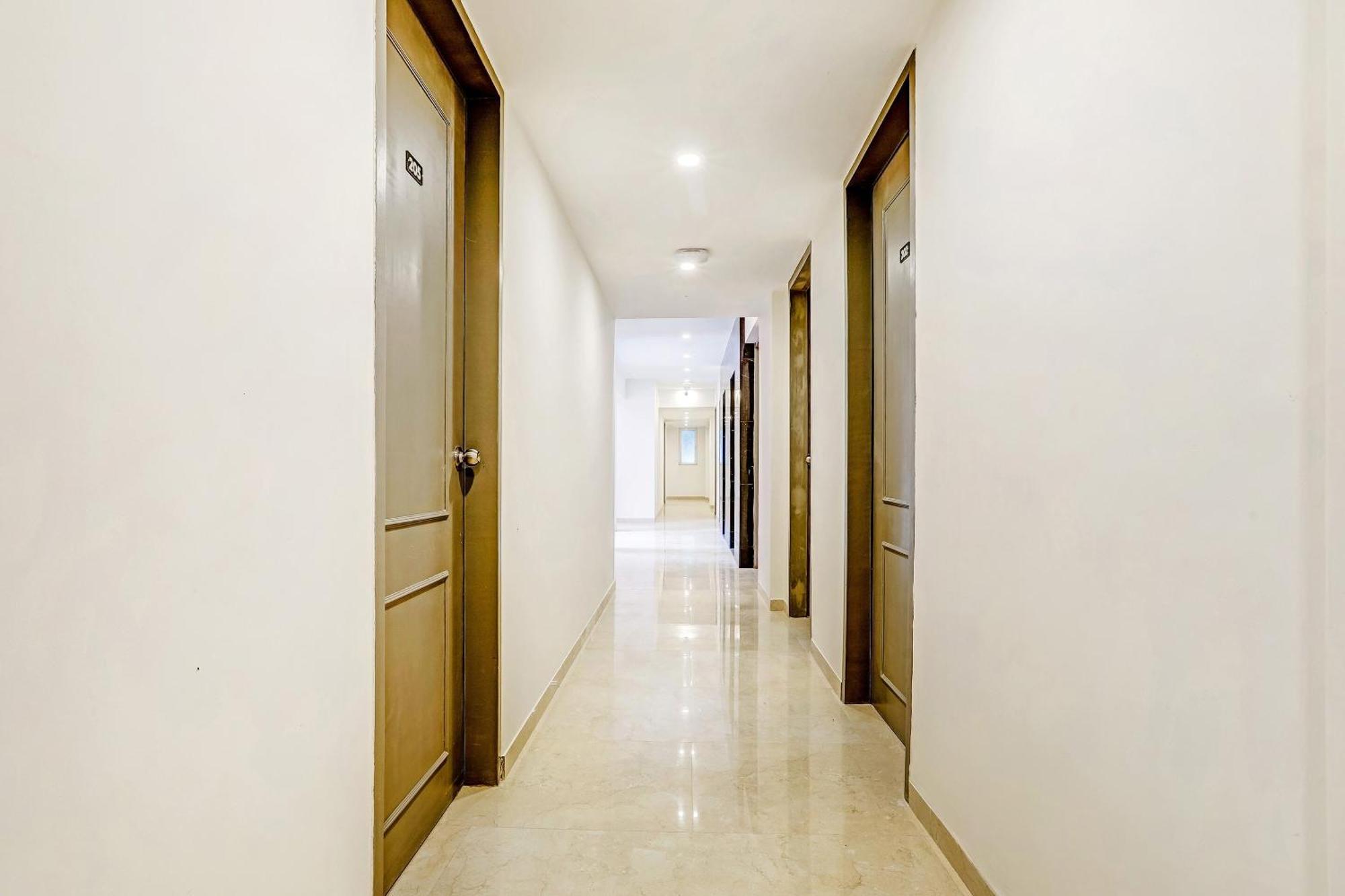 Townhouse Somani Hotel Apta Екстериор снимка