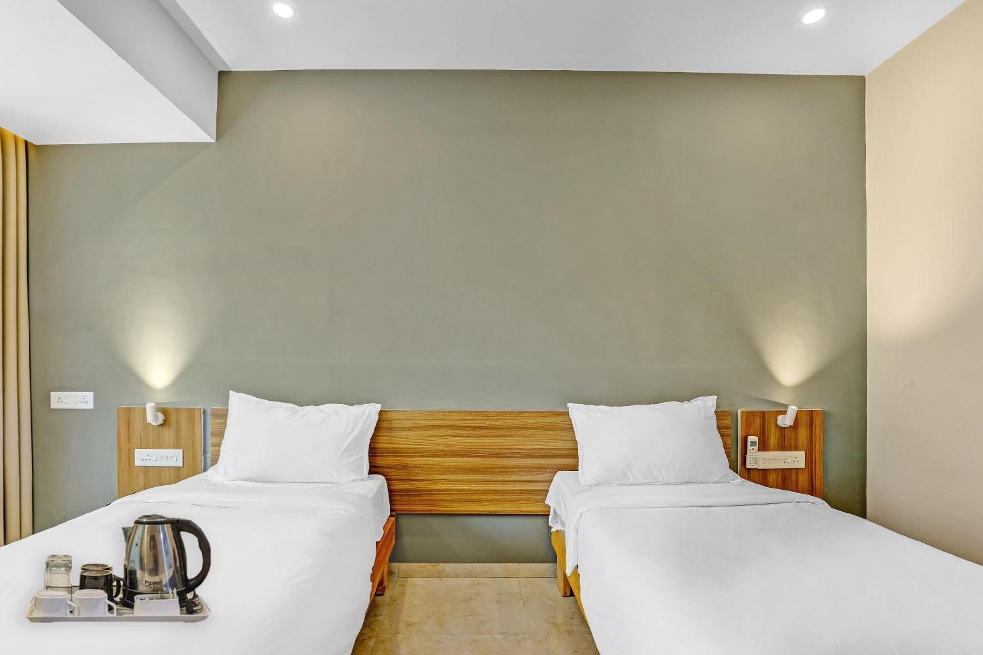 Townhouse Somani Hotel Apta Екстериор снимка