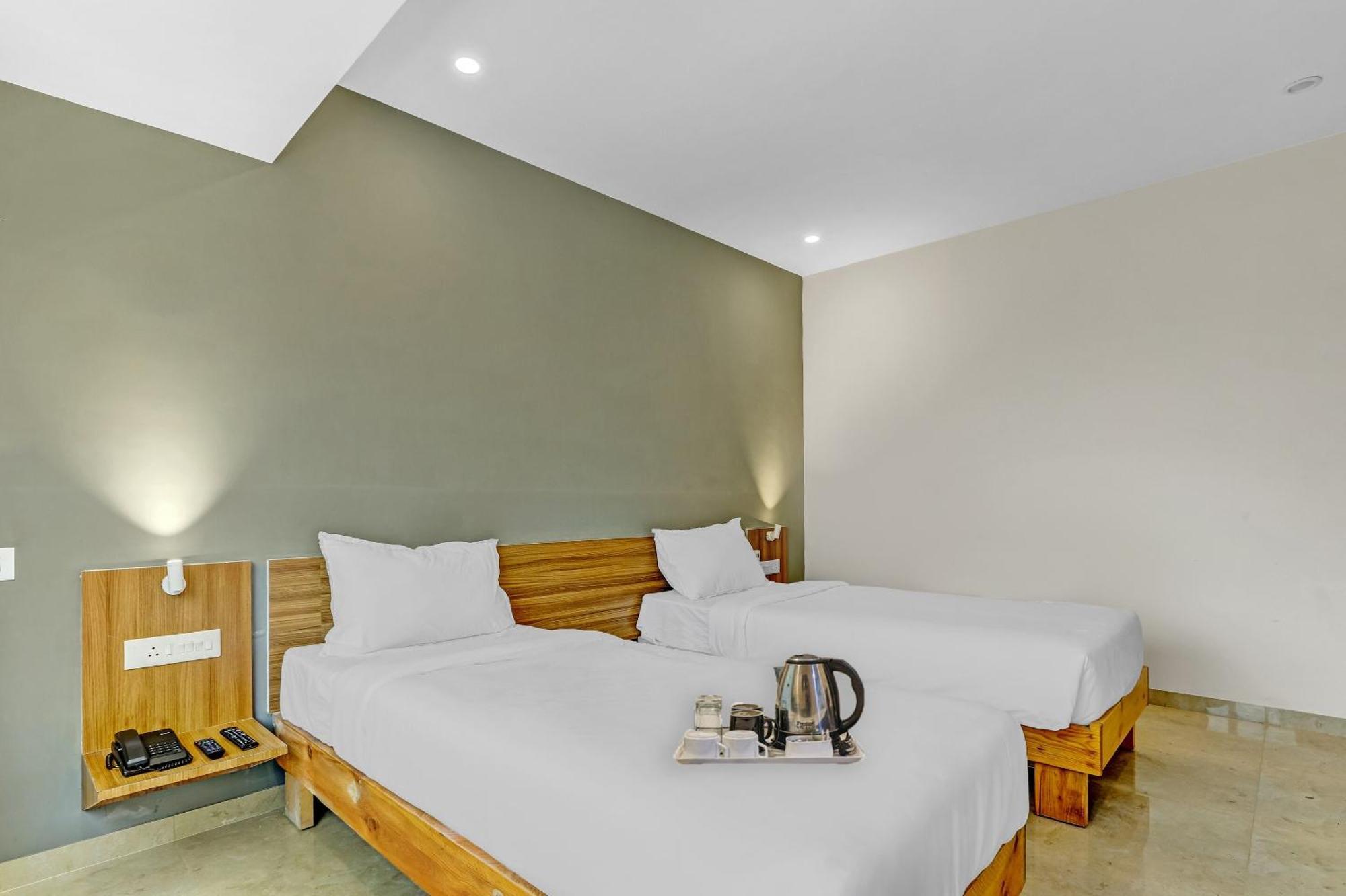 Townhouse Somani Hotel Apta Екстериор снимка